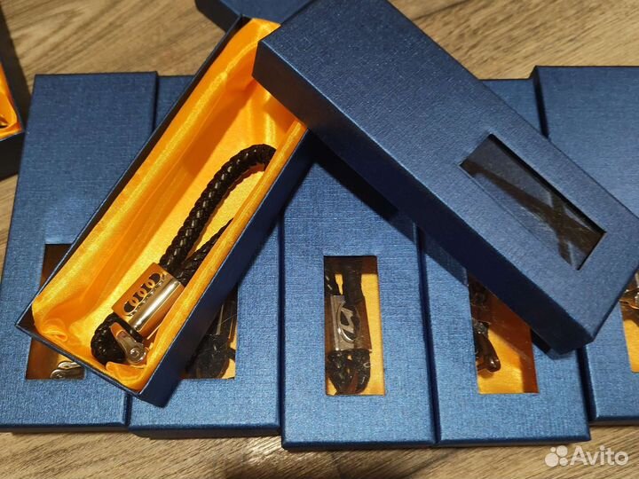 Брелок для ключей,коврик,заглушки(авто)