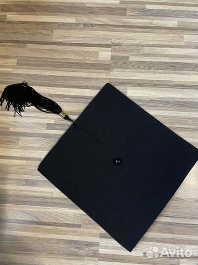 Мантия и квадратная шапочка выпускника