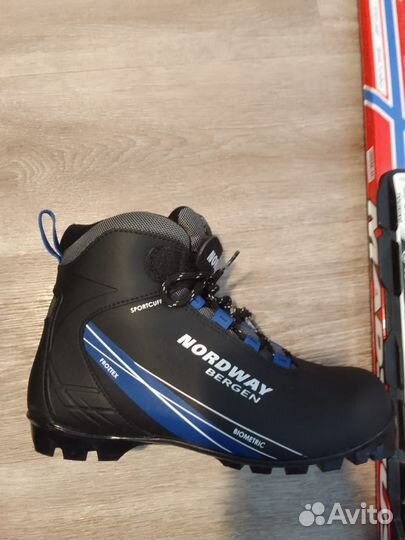 Лыжные ботинки и лыжи