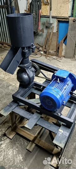 Гранулятор комбикормов опилок и травяной муки. Раб