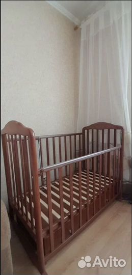 Детская кроватка с маятником и ящиком