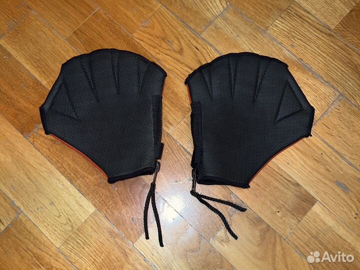 Перчатки с перепонками для плавания