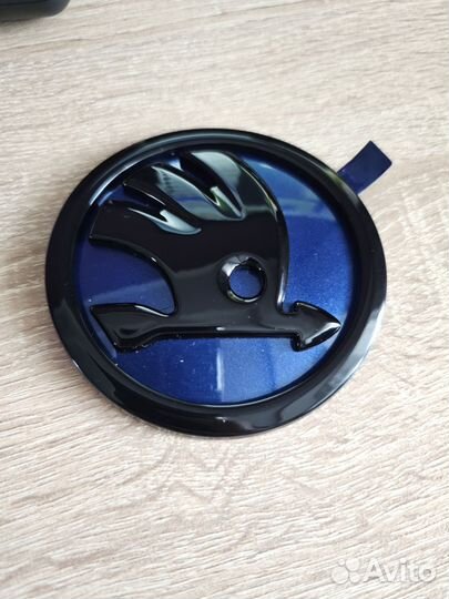 Эмблема Skada Rapid / Octavia Reaf Blue (B5K) + BG