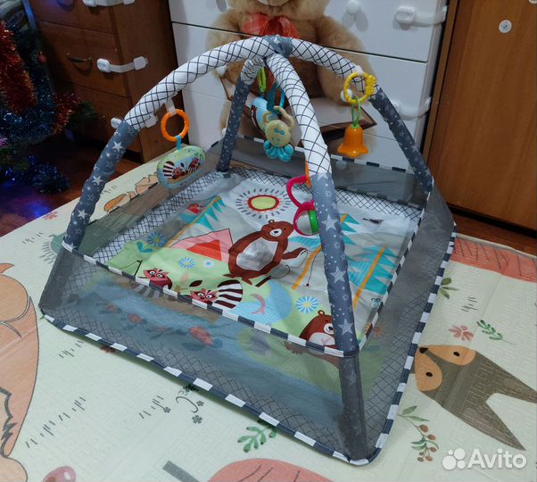 Развивающий коврик с игрушками для малышей