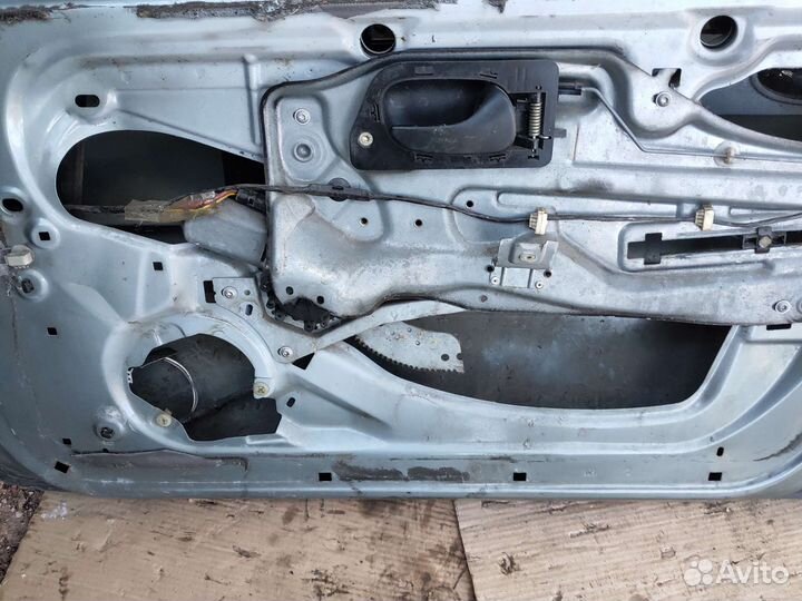 Дверь передния правая на Renault Laguna 1