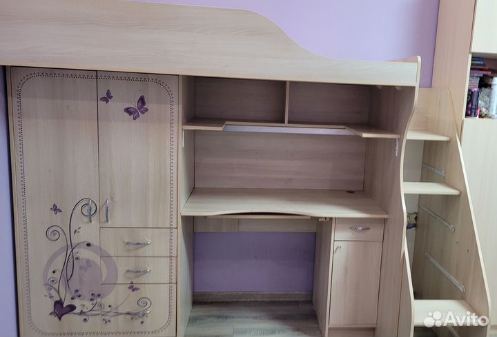 Детская кровать чердак со столом и шкафом