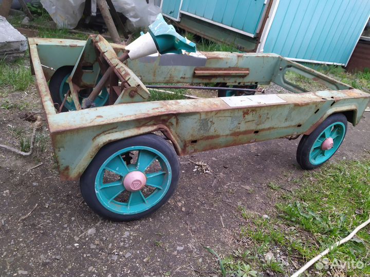 Педальная машинка