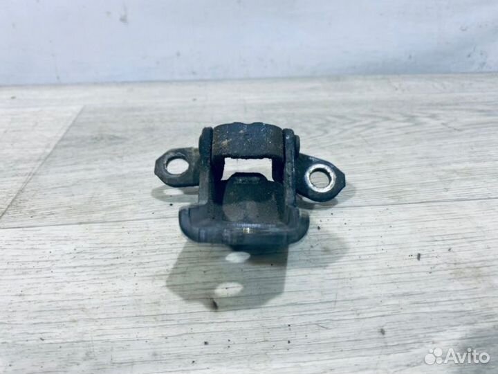 Петля двери передняя правая Nissan Armada SUV