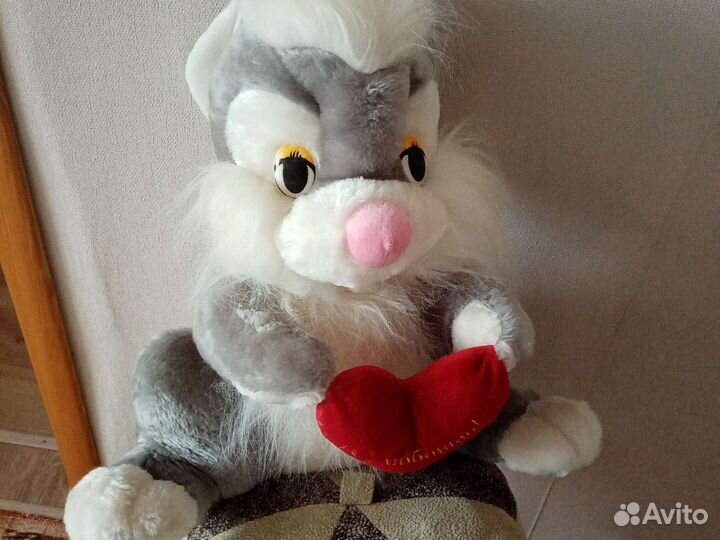 Медведь плюшевый и др. Игрушки