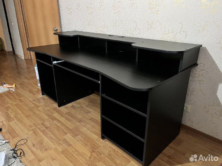 Компьютерный стол для офиса или студии