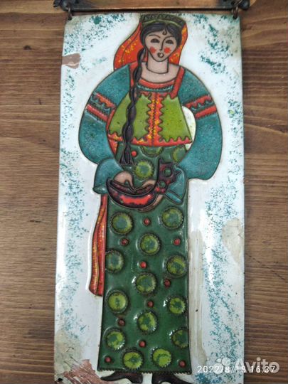 Панно/Горячая эмаль/Девушка с ковшом