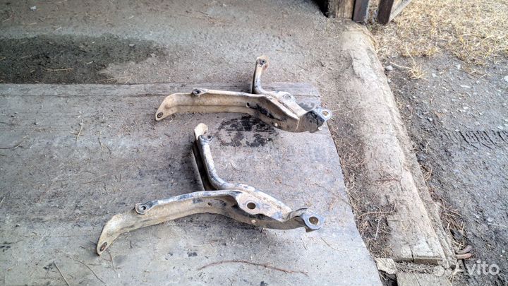 Кронштейны креплений заднего бампера