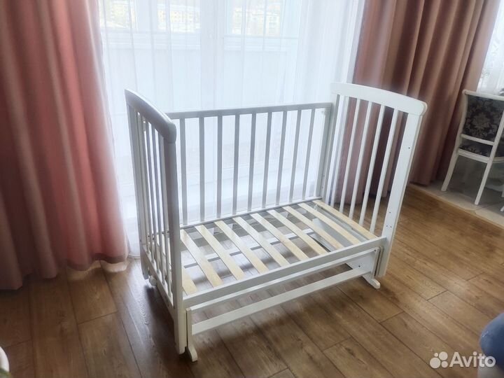 Детская кроватка с маятником