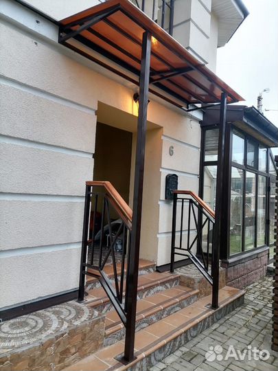 Козырек над крыльцом