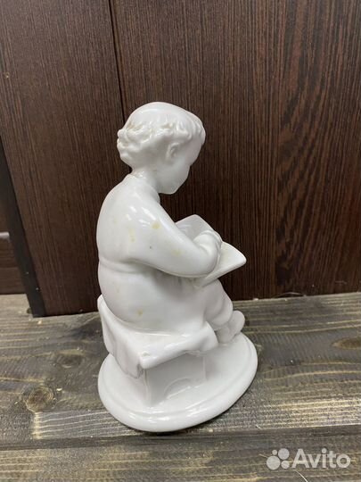 Статуэтка мальчик читает