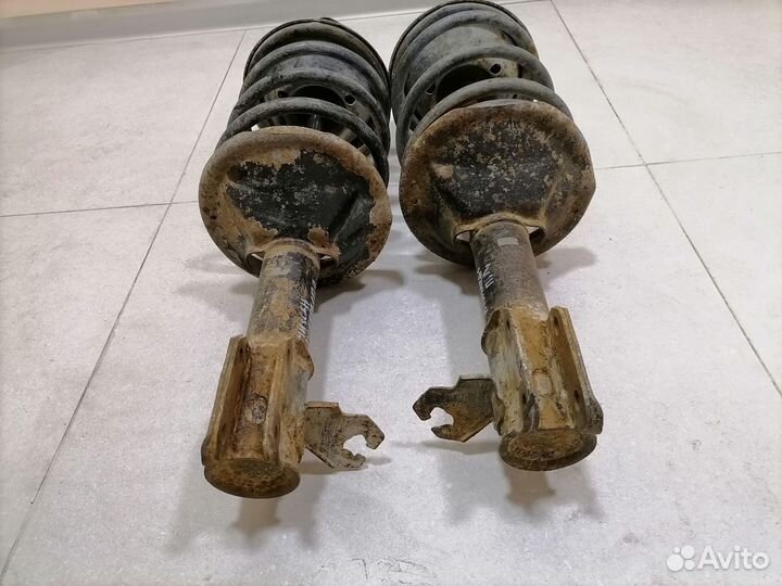 Амортизатор перед Nissan Bluebird CD20 2.0 1987