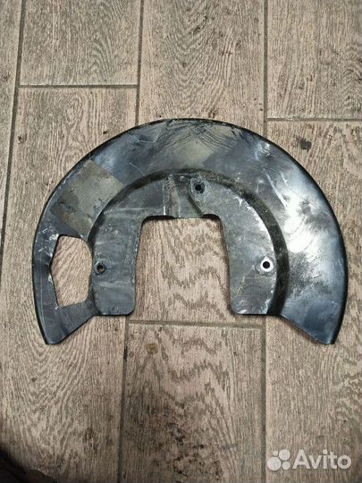 Тормозной щиток левый Dodge Grand caravan 5 2015