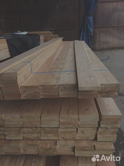 Строительные материалы: доски лиственницы