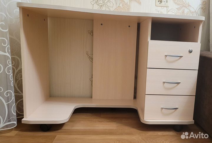 Письменный стол