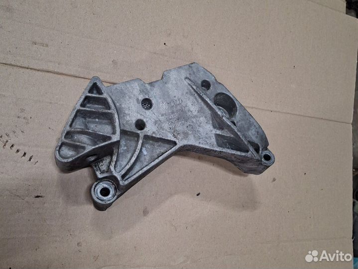 Кронштейн двигателя правый Volkswagen Passat B6