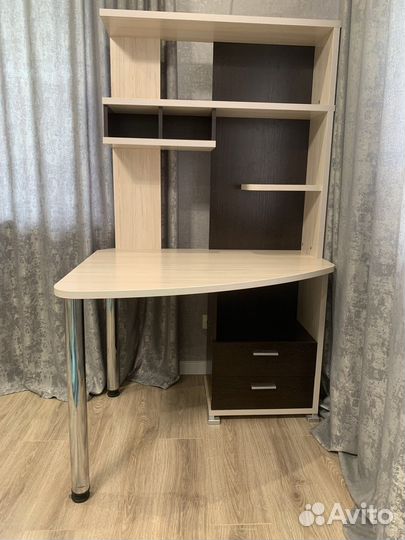 Угловой письменный стол