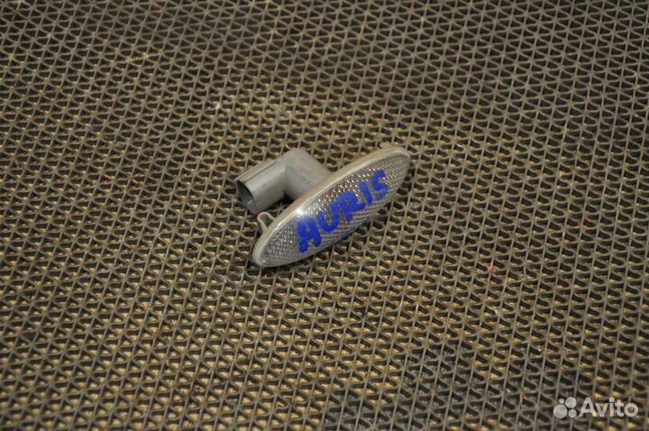 Повторитель правый toyota auris ZRE151