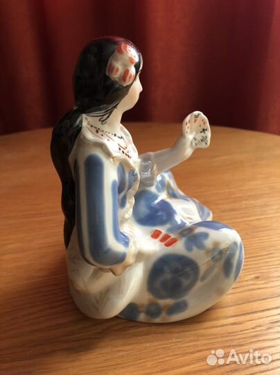 Статуэтка фарфоровая
