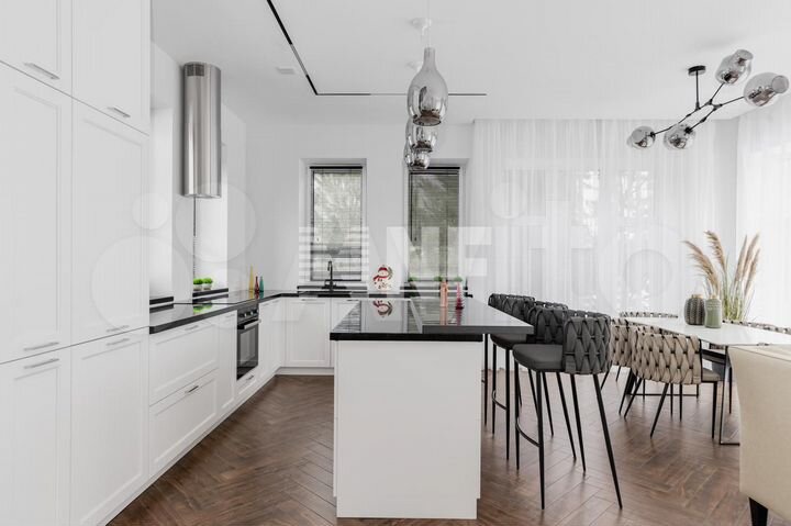 Дом 230 м² на участке 6 сот.