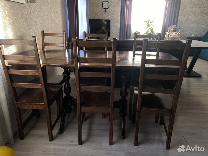 Стол и стулья