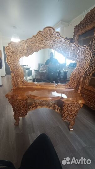 Туалетный столик с зеркалом резной