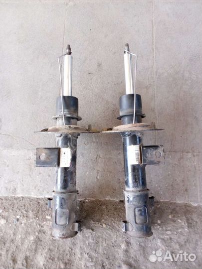 Передние амортизаторы Kia Ceed 2012;