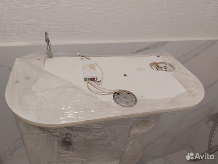 Зеркало и подвесная тумба для раковины в ванную