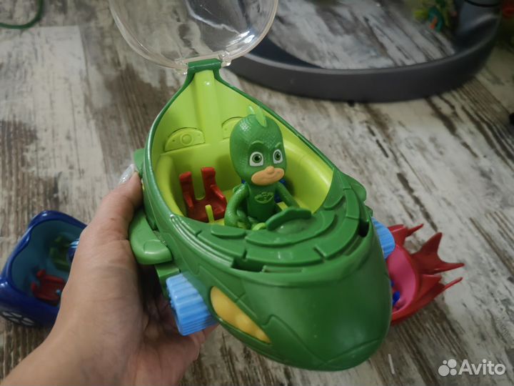 Герои в масках с машинками