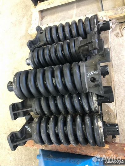 Натяжитель гусеница JCB 220 / Короткая вилка