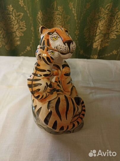 Статуэтка.Шкатулка.Тигрица с тигренком