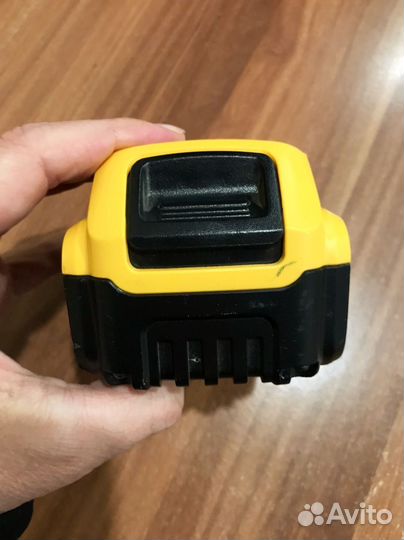 Зарядка для шуроповерта деволт