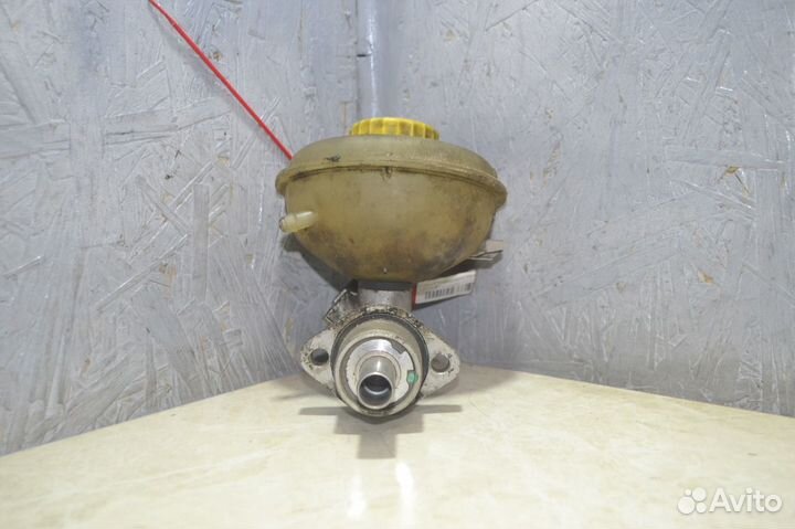 Главный тормозной цилиндр Audi 100