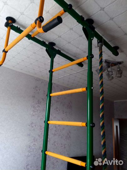 Шведская стенка с турником и брусьями