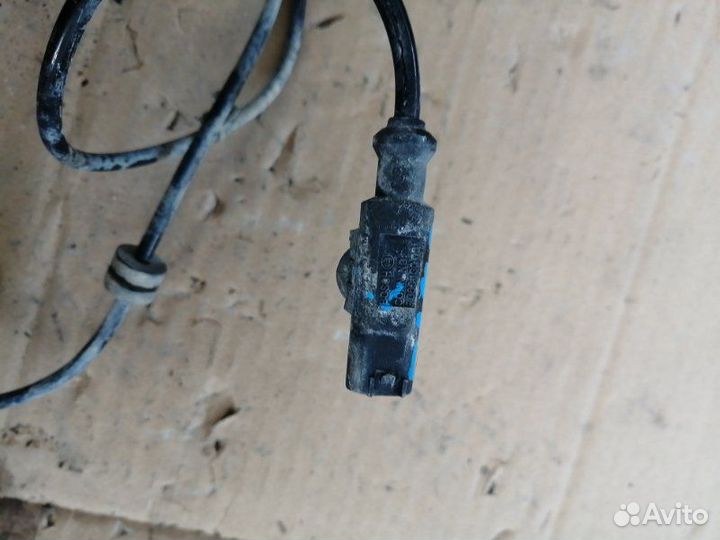 Датчик abs передний левый Nissan Tiida C11 HR16DE