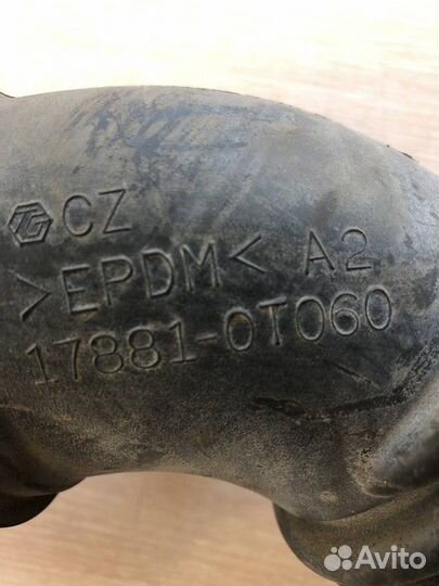 Патрубок воздушного фильтра Toyota Avensis