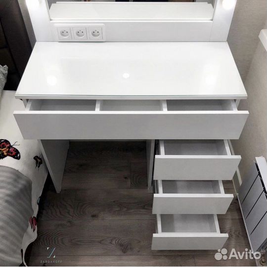 Гримерный столик визажиста с гримерным зеркалом дл