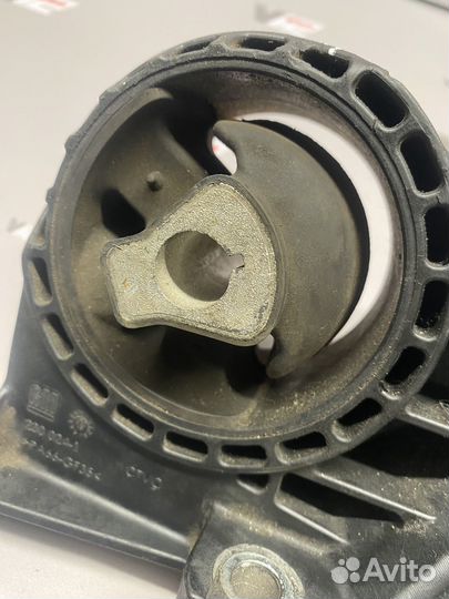 Опора двигателя передняя 13266524 Chevrolet Cruze