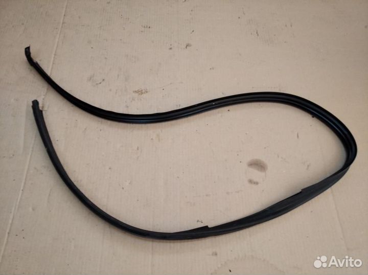 Уплотнитель стекла двери Maserati Levante 3.0 V6