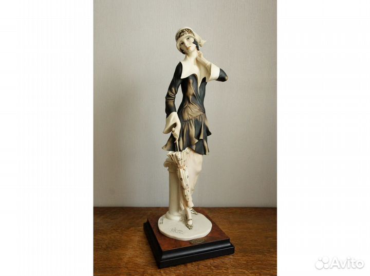 Джузеппе Армани Нелли с зонтом Флоренс Каподимонте