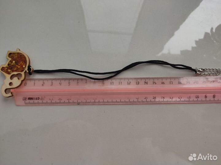 Подвеска с янтарем слоник