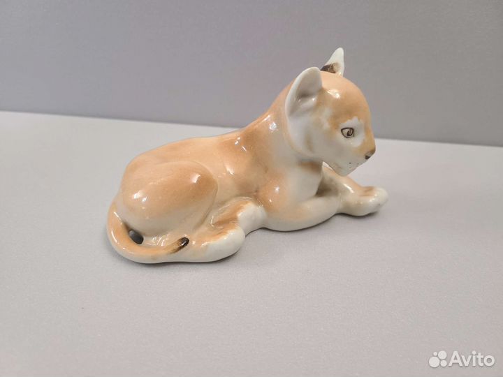 Фарфоровыя статуэтка