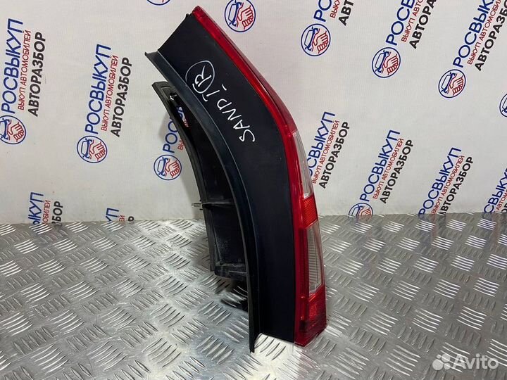 Фонарь правый Renault Sandero 1