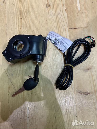 Замок зажигания с вольтметром