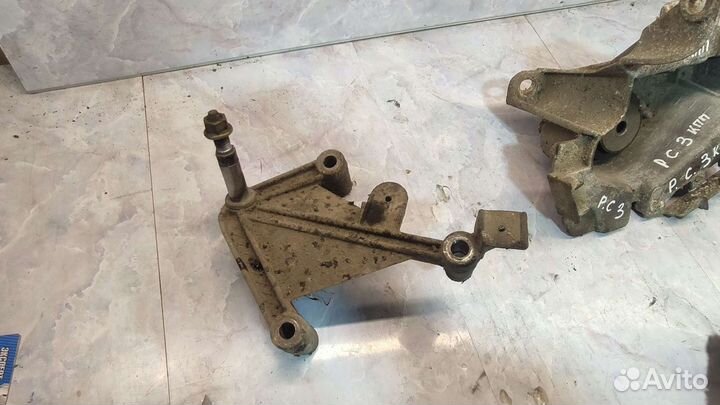 Кронштейн МКПП Renault Symbol 1 опора кпп