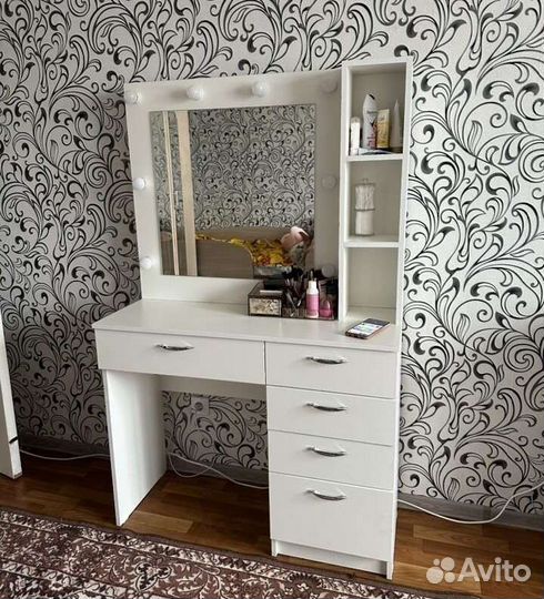 Столик с зеркалом и подсветкой